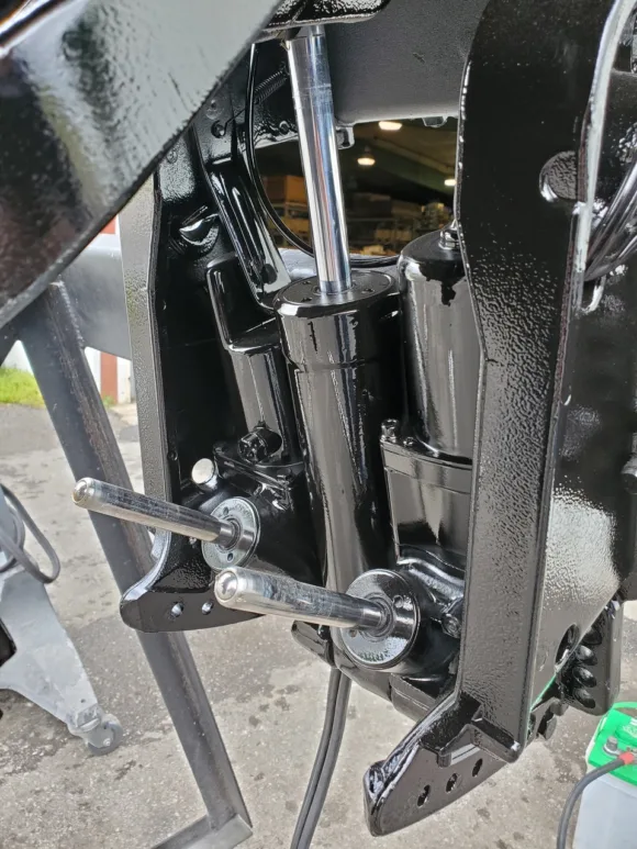 1995 Mercury 150 HP 6-Cylinder 2.0L Carbureted 2-Stroke 25″ (X) Outboard Motor – Freshwater – Electric Start – Power Trim & Tilt
