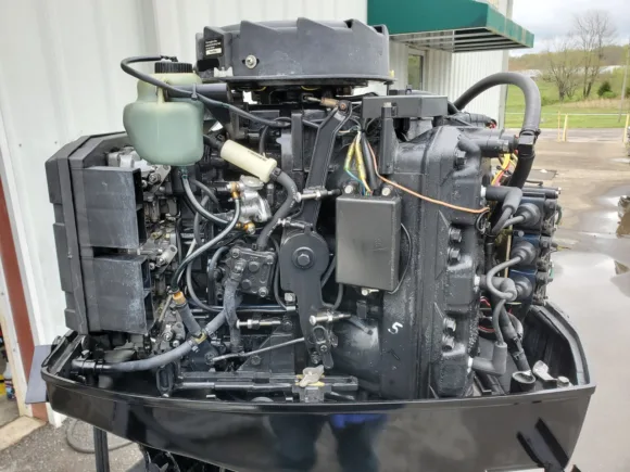 1995 Mercury 150 HP 6-Cylinder 2.0L Carbureted 2-Stroke 25″ (X) Outboard Motor – Freshwater – Electric Start – Power Trim & Tilt