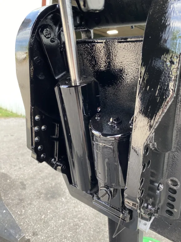 1997 Mercury 60 HP 3-Cylinder Carbureted 2-Stroke 20″ (L) Outboard Motor – Electric Start – Power Trim & Tilt – Freshwater