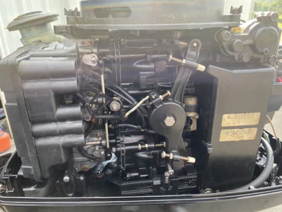 1997 Mercury 60 HP 3-Cylinder Carbureted 2-Stroke 20″ (L) Outboard Motor – Electric Start – Power Trim & Tilt – Freshwater