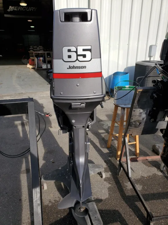 Used 1999 Johnson 65HP 3-Cylinder Carbureted 2-Stroke Commercial Tiller Outboard Motor – 20" Long Shaft – Manual Start