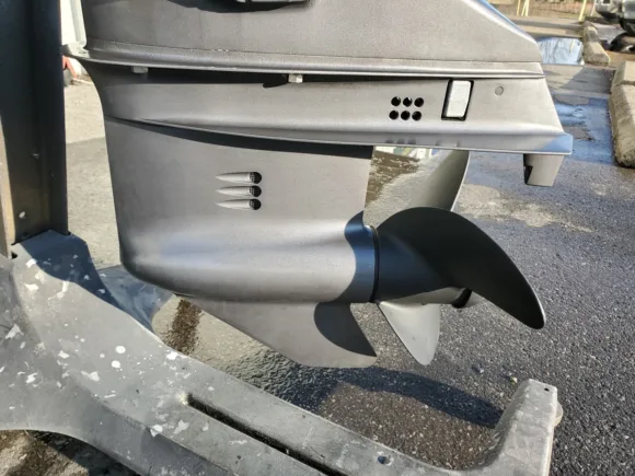 Used 1999 Johnson 65HP 3-Cylinder Carbureted 2-Stroke Commercial Tiller Outboard Motor – 20" Long Shaft – Manual Start