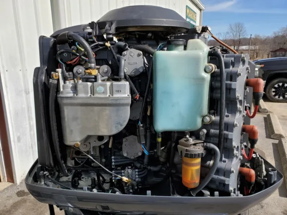 Used 2001 Yamaha 250 HP Saltwater Series II 6-Cylinder EFI 2-Stroke Counter Rotation 25″ (X) Outboard Motor