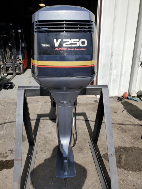 Used 2001 Yamaha 250 HP Saltwater Series II 6-Cylinder EFI 2-Stroke Counter Rotation 25″ (X) Outboard Motor