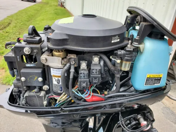 2002 Mercury 40 HP 2-Cylinder Carbureted 2-Stroke 20″ (L) Outboard Motor – Electric Start – Power Trim & Tilt – Freshwater