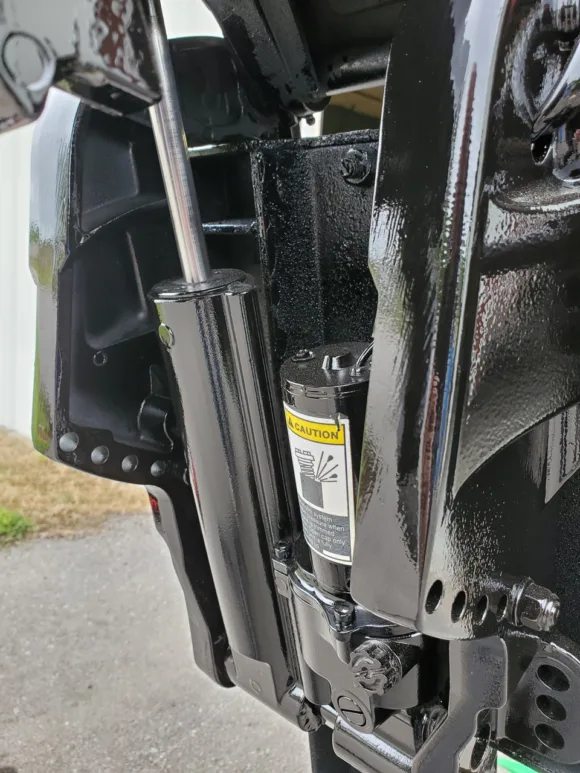 2002 Mercury 40 HP 2-Cylinder Carbureted 2-Stroke 20″ (L) Outboard Motor – Electric Start – Power Trim & Tilt – Freshwater