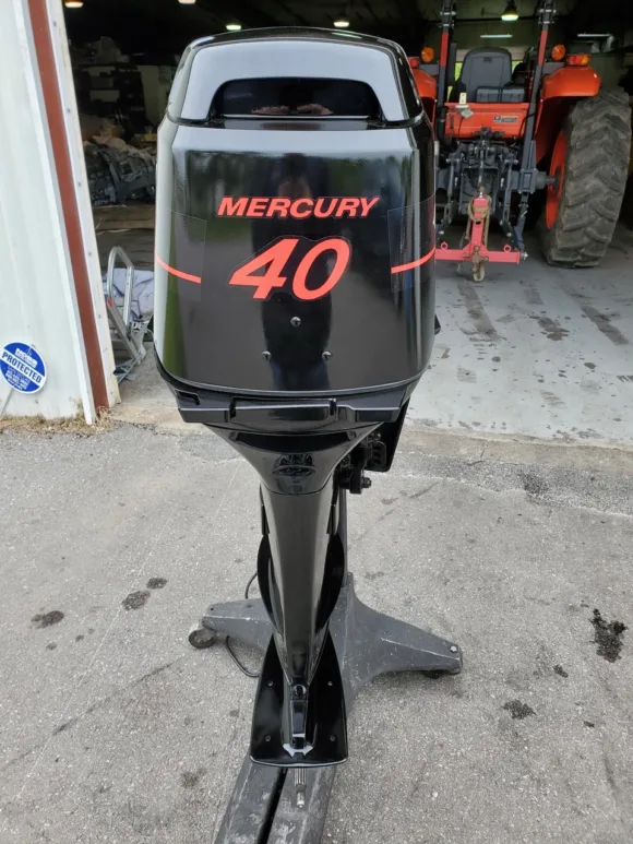 2002 Mercury 40 HP 2-Cylinder Carbureted 2-Stroke 20″ (L) Outboard Motor – Electric Start – Power Trim & Tilt – Freshwater