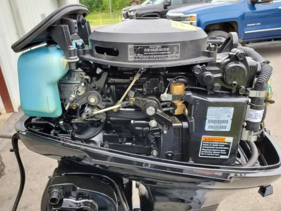 2002 Mercury 40 HP 2-Cylinder Carbureted 2-Stroke 20″ (L) Outboard Motor – Electric Start – Power Trim & Tilt – Freshwater