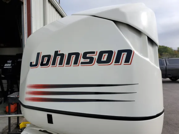 Used 2003 Johnson 150HP 6-Cylinder Carbureted 2-Stroke Outboard Motor – 25" Extra-Long Shaft – Electric Start – Freshwater