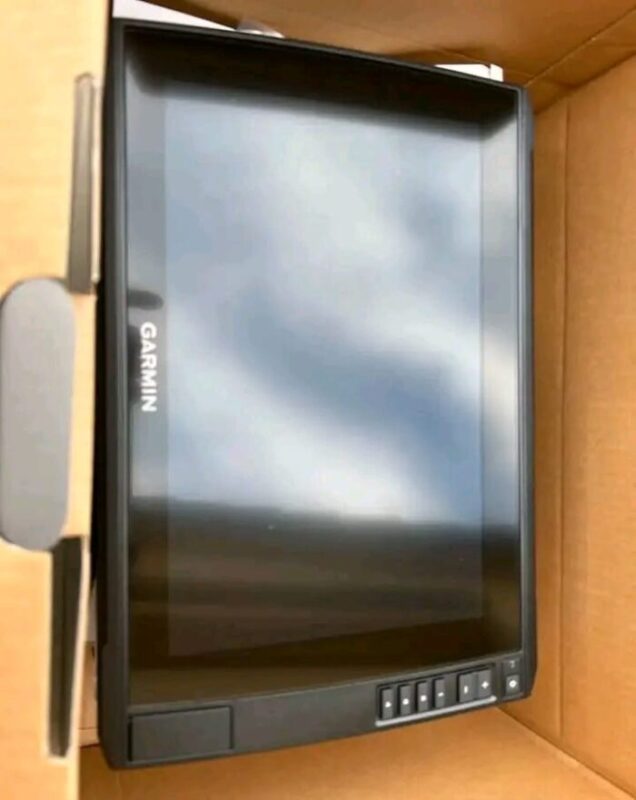 Garmin 126sv UHD Fish Finder/GPS with brand‑new GLS10 black box and new LVS34 LiveScope transducer