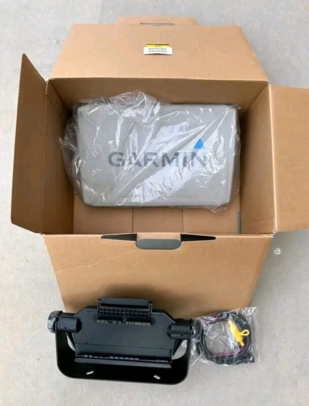 Garmin 126sv UHD Fish Finder/GPS with brand‑new GLS10 black box and new LVS34 LiveScope transducer