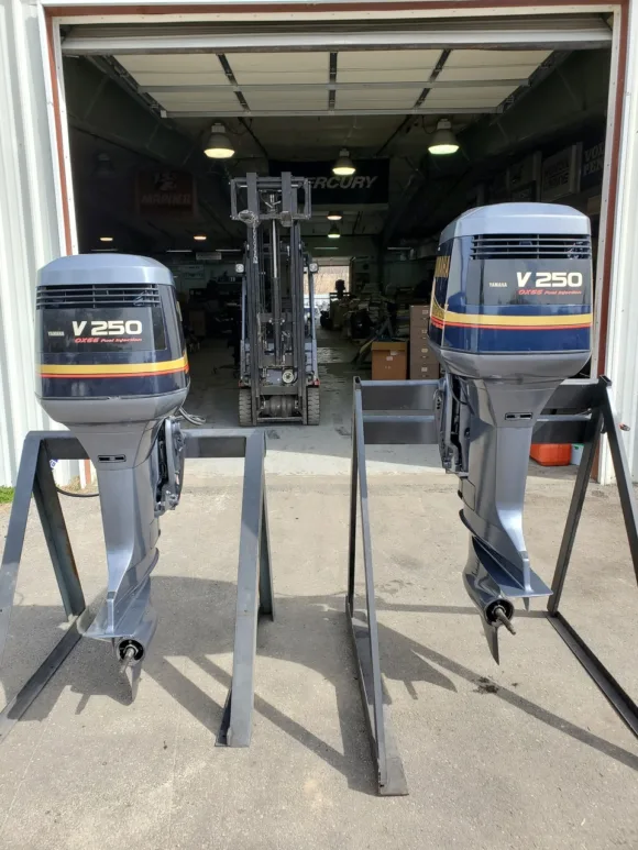 Used Twin 2001 Yamaha 250 HP Saltwater Series II 6-Cylinder EFI 2-Stroke 25″ (X) Outboard Motors