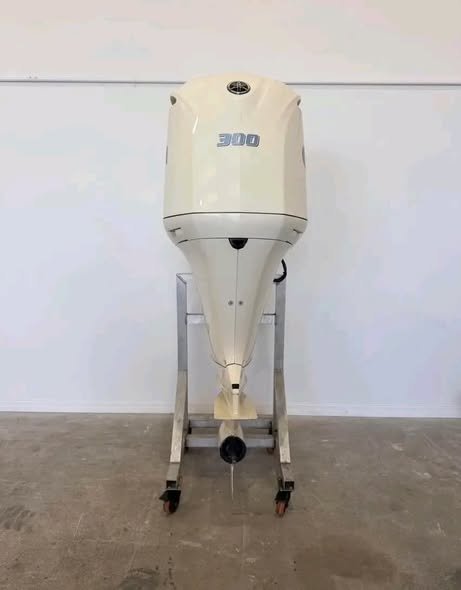 Used 2013 Yamaha F300 300 HP 4.2L V6 4-Stroke Outboard Motor – 25" Shaft – 468 Hours – Left-Hand Rotation – New DEC Rigging Kit