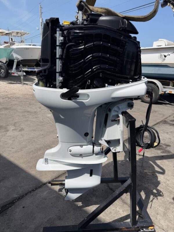 Used Suzuki DF140B 140 HP 4-Stroke Outboard Motor – 20" Shaft – 197 Hours – White – Complete Rigging Package